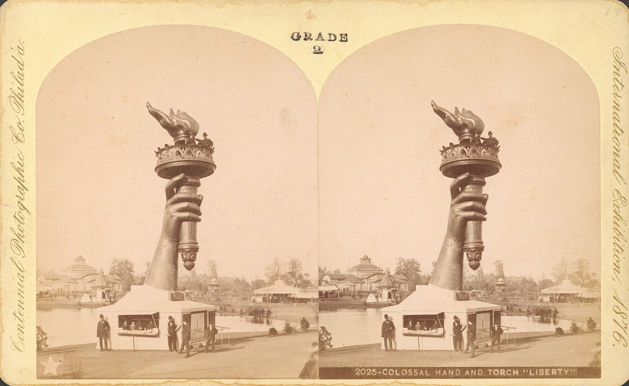 Kolosalna ręka i pochodnia, Liberty, Wystawa Stulecia, Filadelfia autorstwa Centennial Photographic Co.