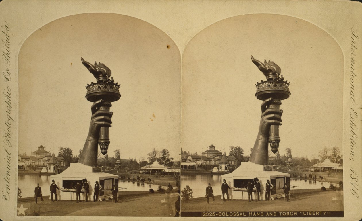 Kolosalna ręka i pochodnia „Liberty” na wystawie stulecia w Filadelfii, 1876 autorstwa Centennial Photographic Co.