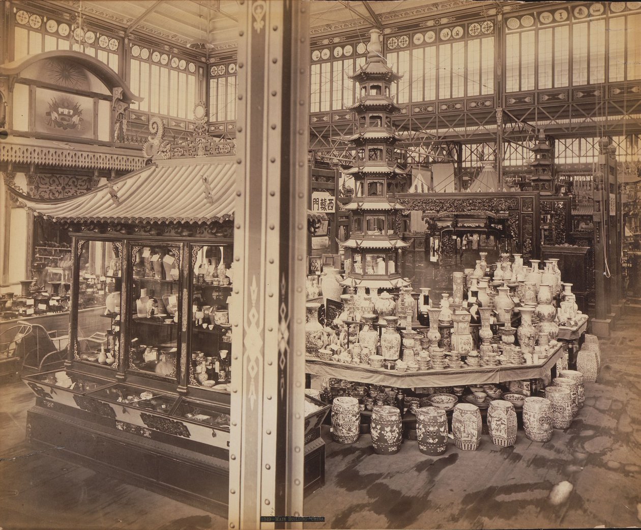 Widok na dwór chiński, budynek główny, wystawa stulecia, Filadelfia autorstwa Centennial Photographic Co.