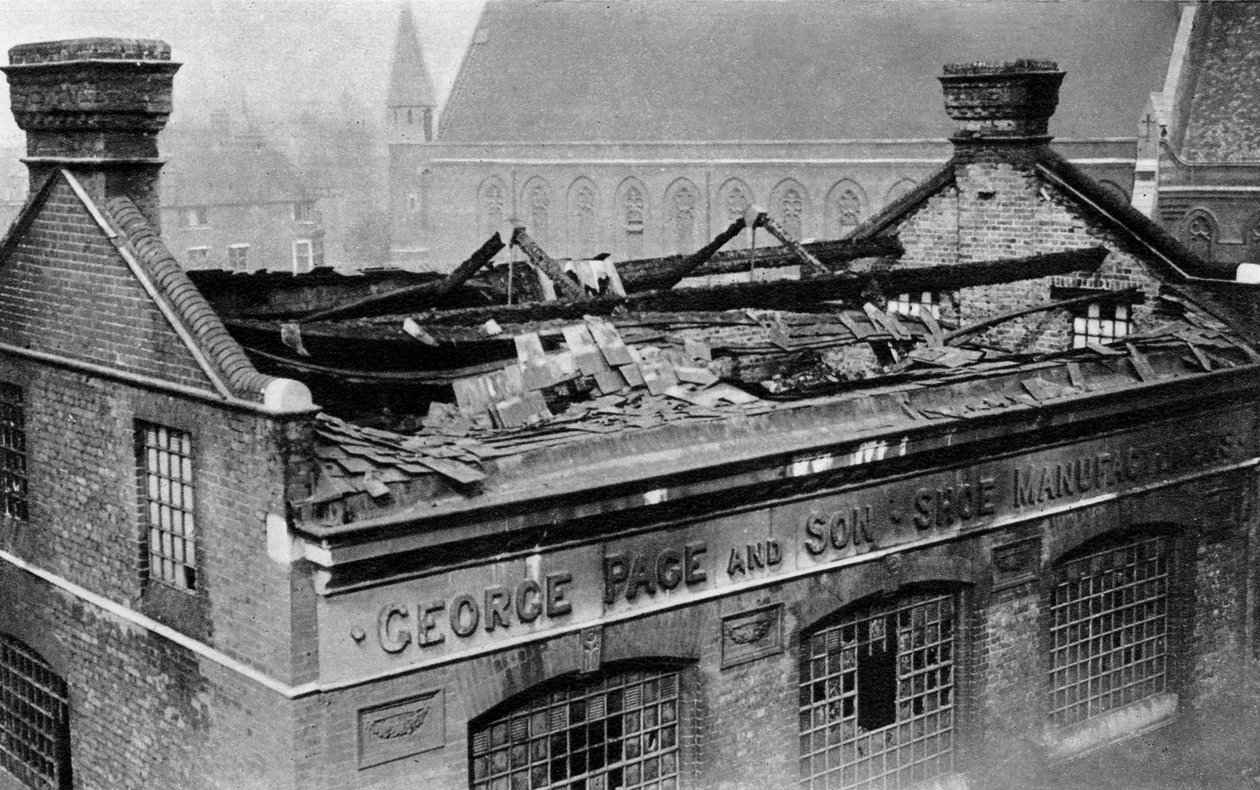 Zniszczenia wyrządzone podczas pierwszego nalotu bombowego na Londyn, 1915 1937 autorstwa Central Press