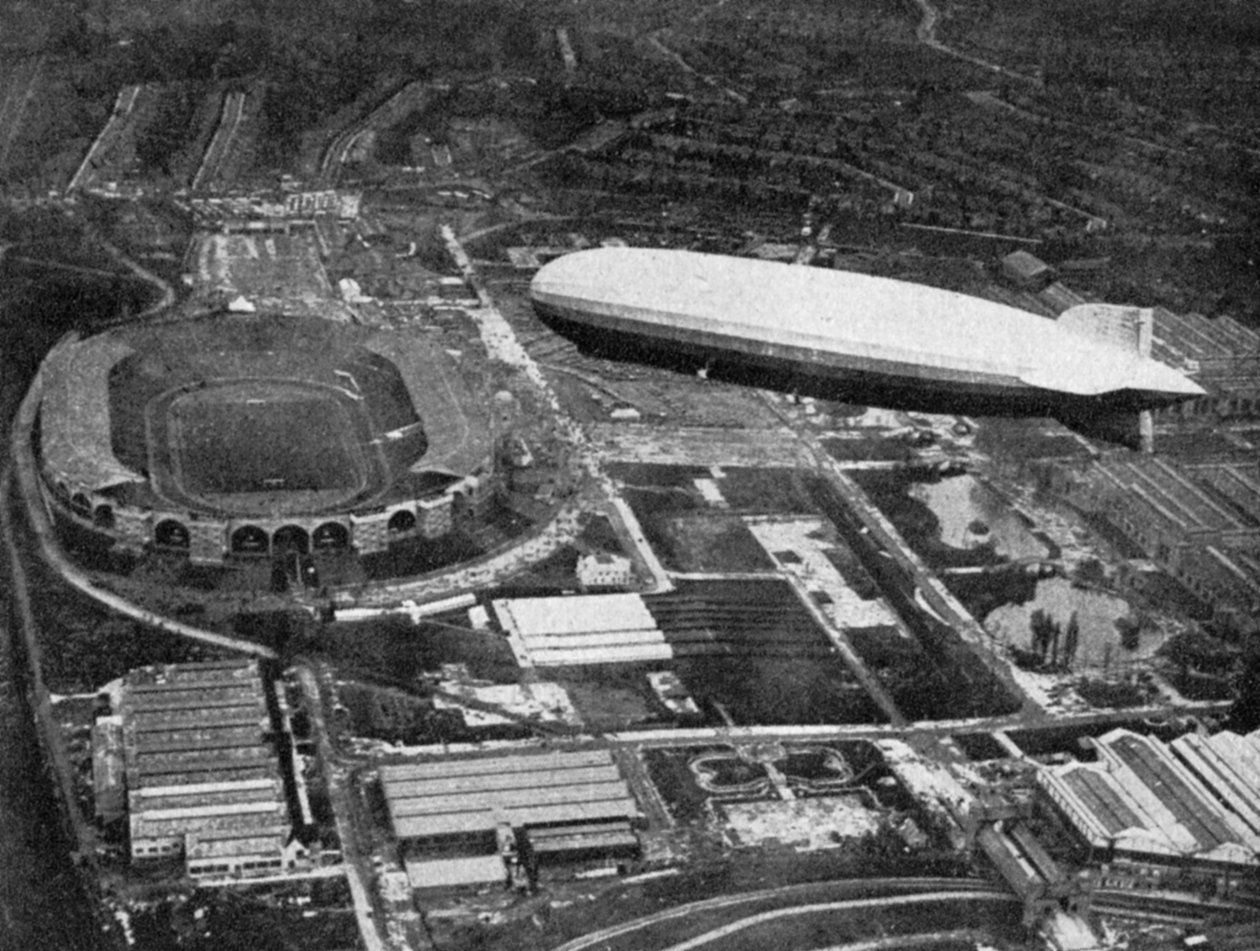 Niemiecki sterowiec Graf Zeppelin przelatujący nad Wembley podczas finału Pucharu Anglii w Londynie, 1930. autorstwa Central Press