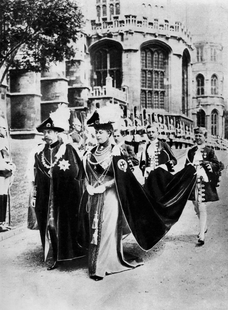 Król Jerzy V i Królowa Maria w szatach Rycerzy Podwiązki, Windsor, 1937. autorstwa Central Press