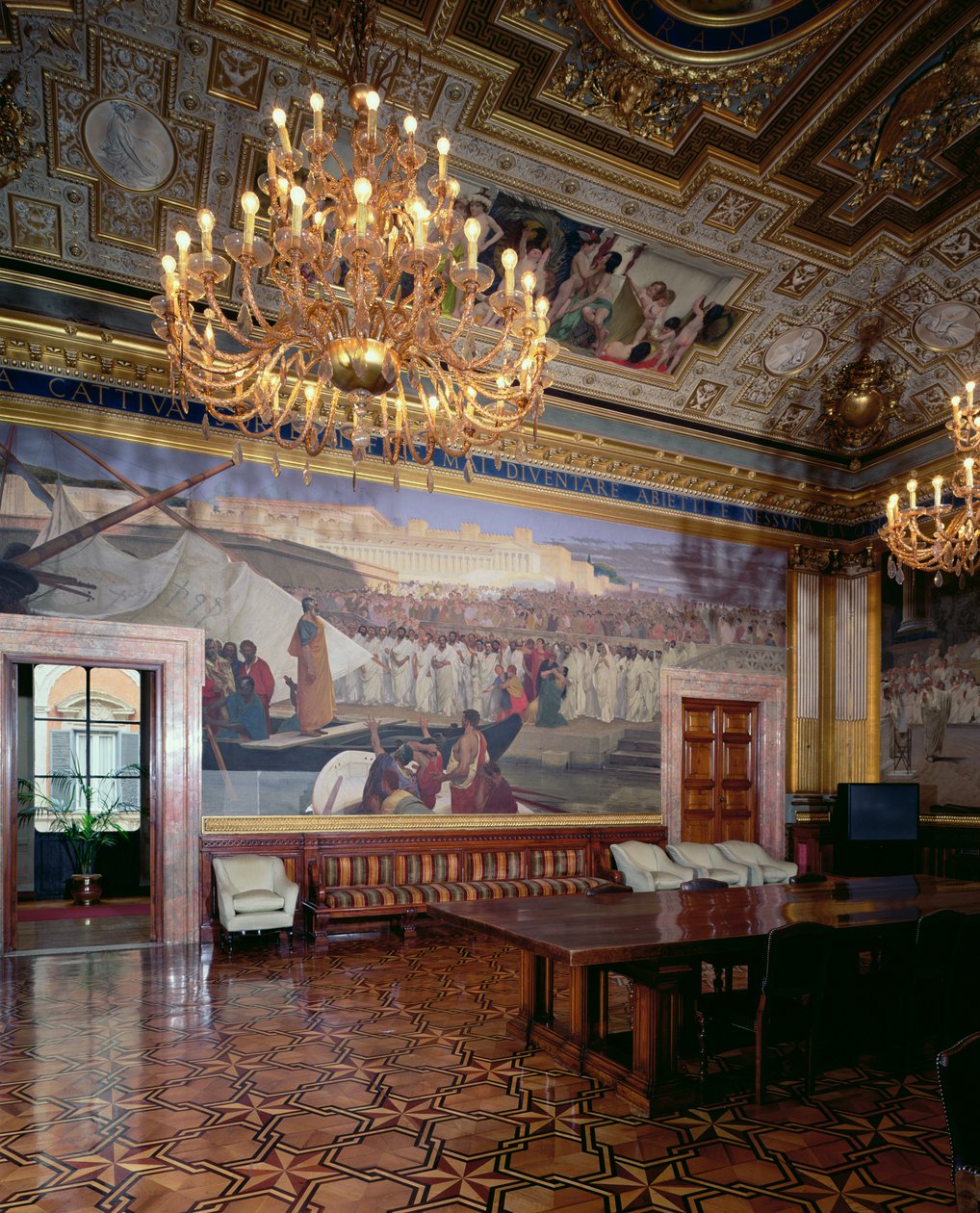 Sala Maccari Sala Maccari bogato zdobiona złoconymi stiukami i scenami z historii Rzymu, fragment płyciny przedstawiający mówcę przed tłumem, fot. 1882-88 autorstwa Cesare Maccari