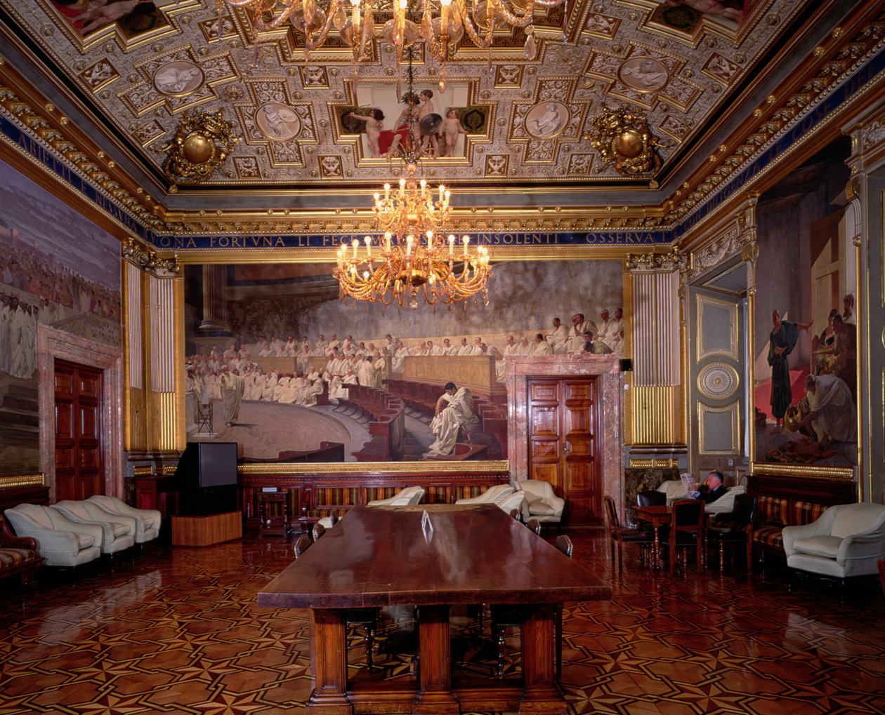 Sala Maccari Maccari Room bogato zdobiona złoconymi stiukami i scenami z rzymskiej historii, fragment panelu przedstawiający rzymski senat, zdjęcie z 1882-88 autorstwa Cesare Maccari