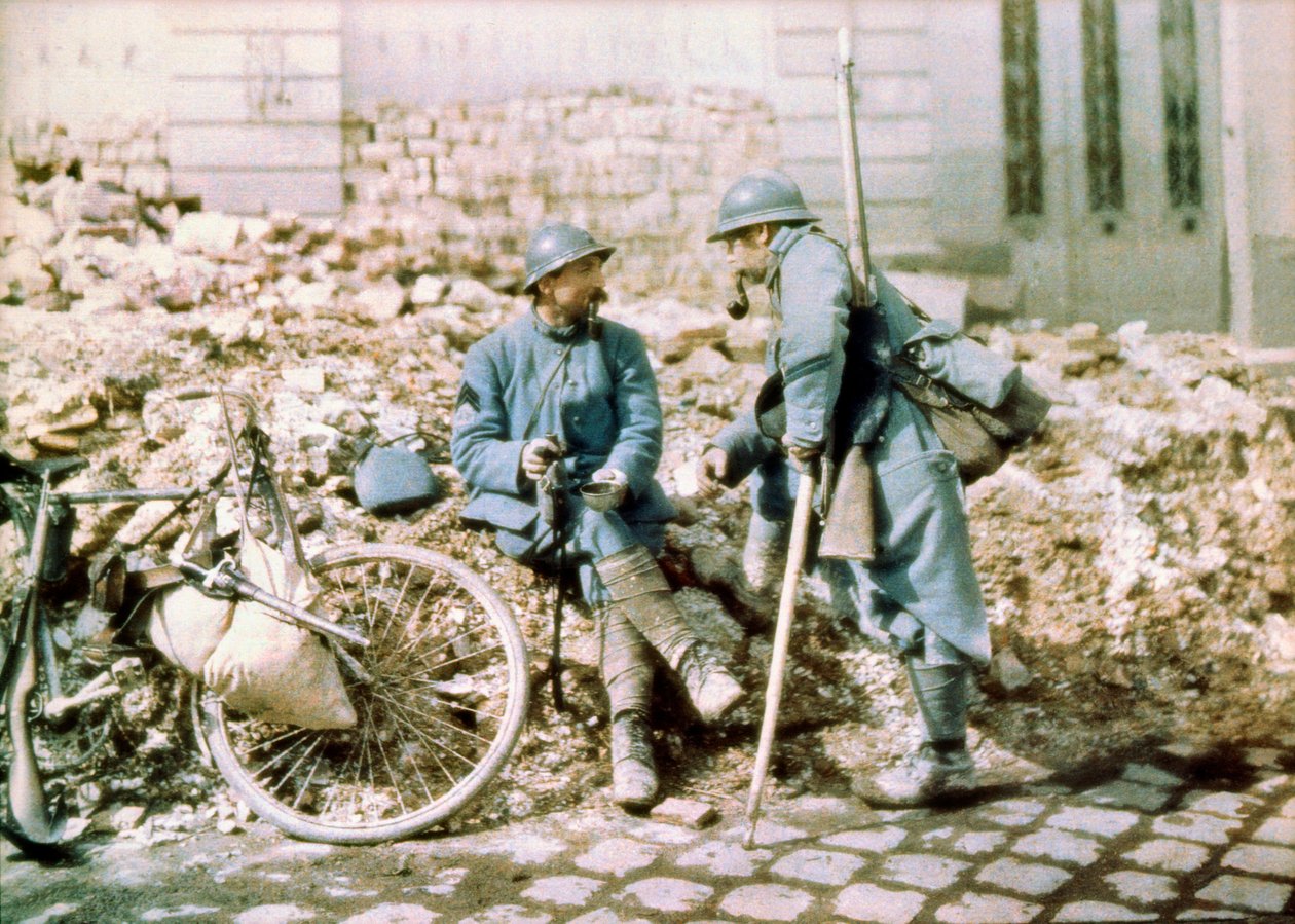 Dwóch francuskich żołnierzy w mieście ostrzeliwanym przez niemiecką artylerię, Front Zachodni, Francja, ok. 1914-18 (autochrom) autorstwa Charles Adrien