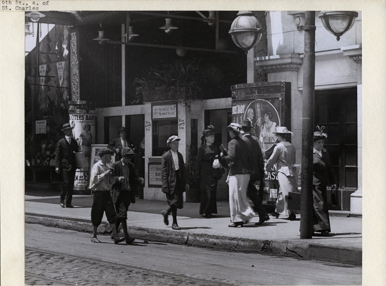 Kasa biletowa Strand Motion Picture Theater przy 419 North 6th Street autorstwa Charles Clement Holt