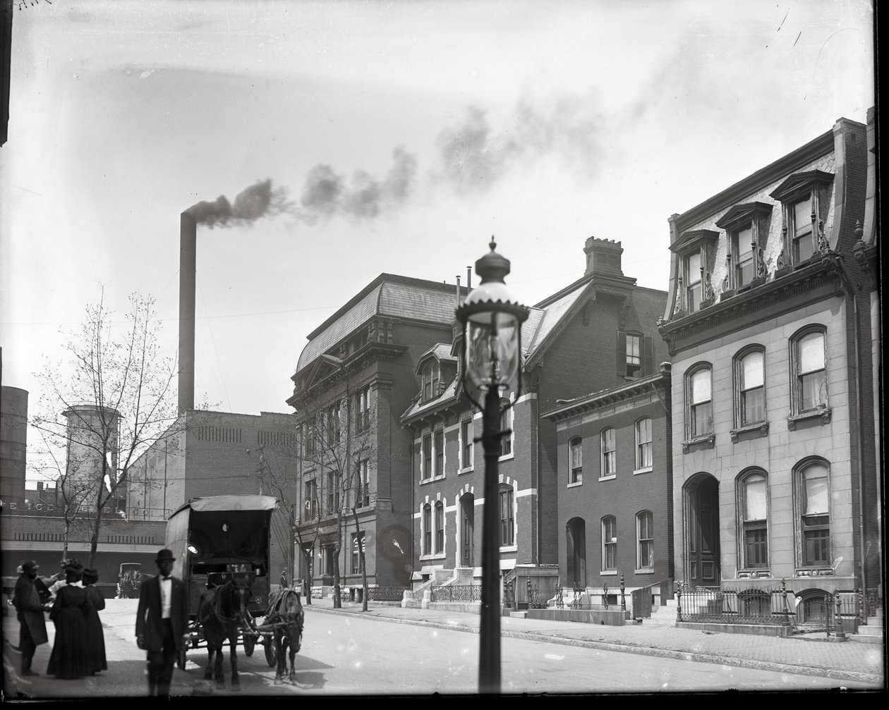 Lawton Street patrząc na zachód do Beaumont. Polar Wave Ice and Fuel Company, Beaumont Medical College, a w tle dom doktora Gustavusa H. E. Baumgartena autorstwa Charles Clement Holt