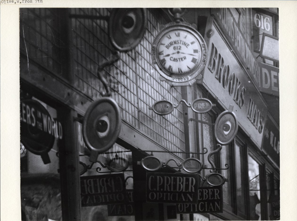 Szyldy dla firm C.P. Reber Optician, Burnstine Caster Clocks i Brooks Hats wzdłuż frontów ich sklepów przy 612-614 Olive Street autorstwa Charles Clement Holt