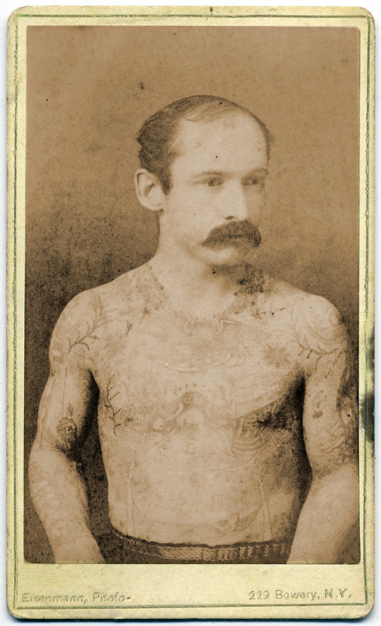 Karta gabinetu wytatuowanego mężczyzny, ok.1899 autorstwa Charles Eisenmann