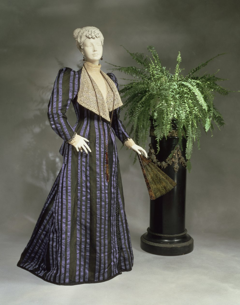 Sukienka recepcyjna c.1892 (tekstylna) autorstwa Charles Frederick Worth