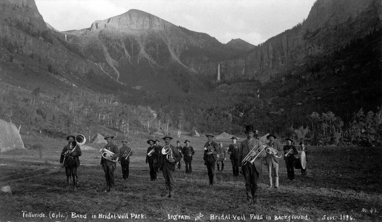 Zespół Telluride w Bridal Veil Park Ingram i Bridal Veil Falls, 1886 (zdjęcie bw) autorstwa Charles Goodman