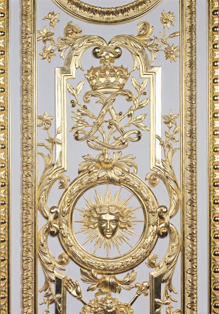 Detal boazerii przedstawiający koronę i monogram Ludwika XIV 1638-1715 i słońce, z Salon de Venus, 1668 złocone drewno patrz także 162152 autorstwa Charles Le Brun