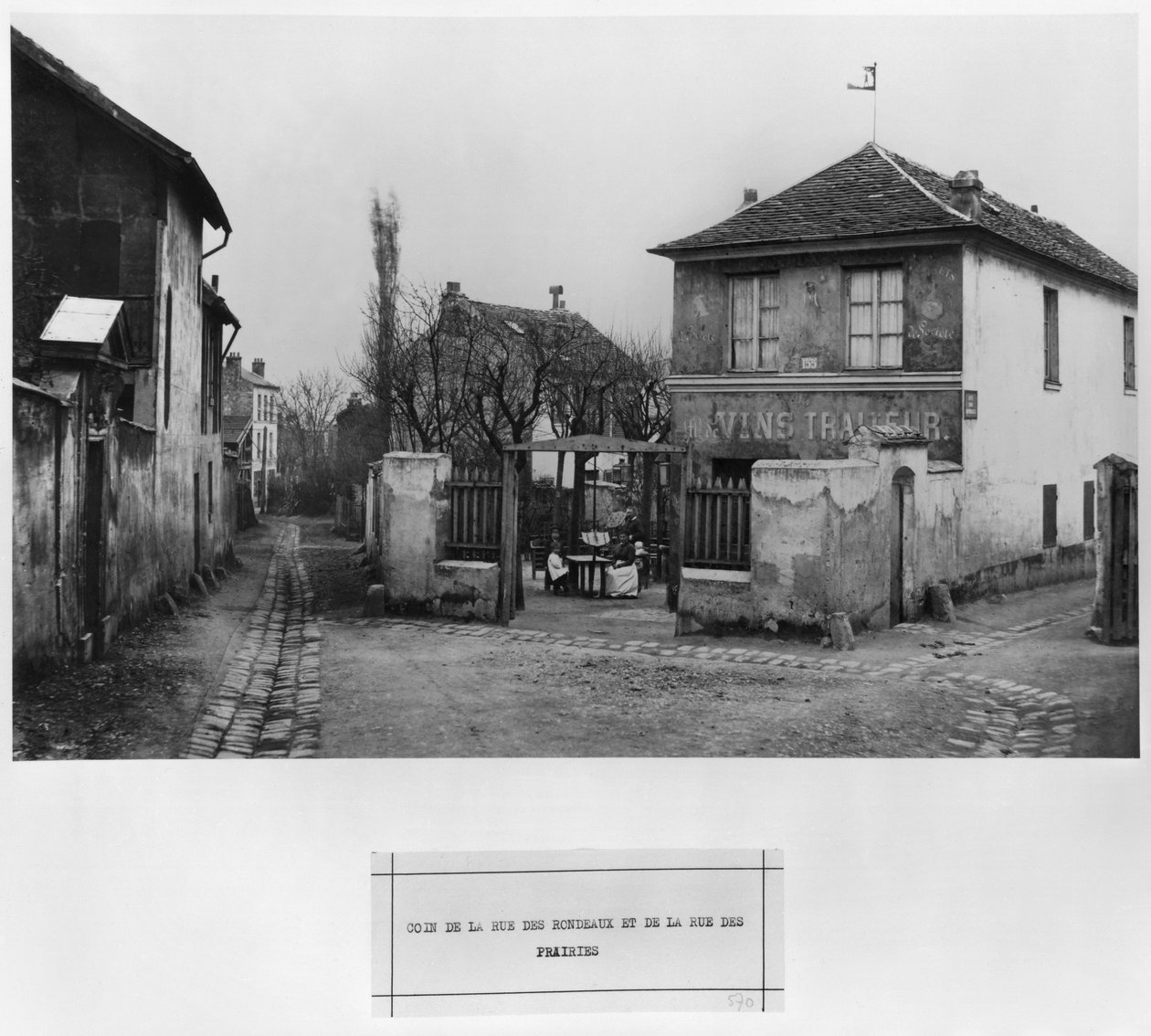 Róg rue des Rondeaux i rue des Prairies, Paryż, 1858-78 autorstwa Charles Marville