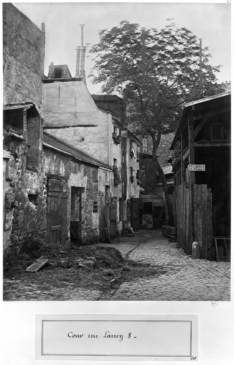 Dziedziniec przy rue Larrey 8, Paryż, 1858-78 autorstwa Charles Marville