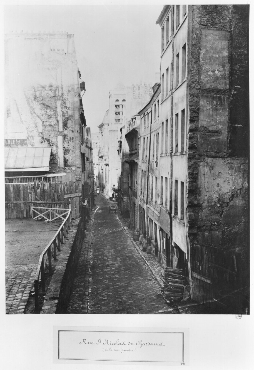 Rue Saint-Nicolas-du-Chardonnet, od ulicy Traversine, Paryż, 1858-78 autorstwa Charles Marville