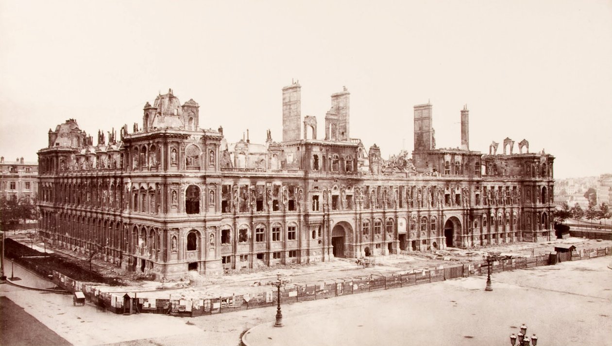 Stan paryskiego Hôtel de Ville po pożarze w czasie buntów Komuny autorstwa Charles Marville