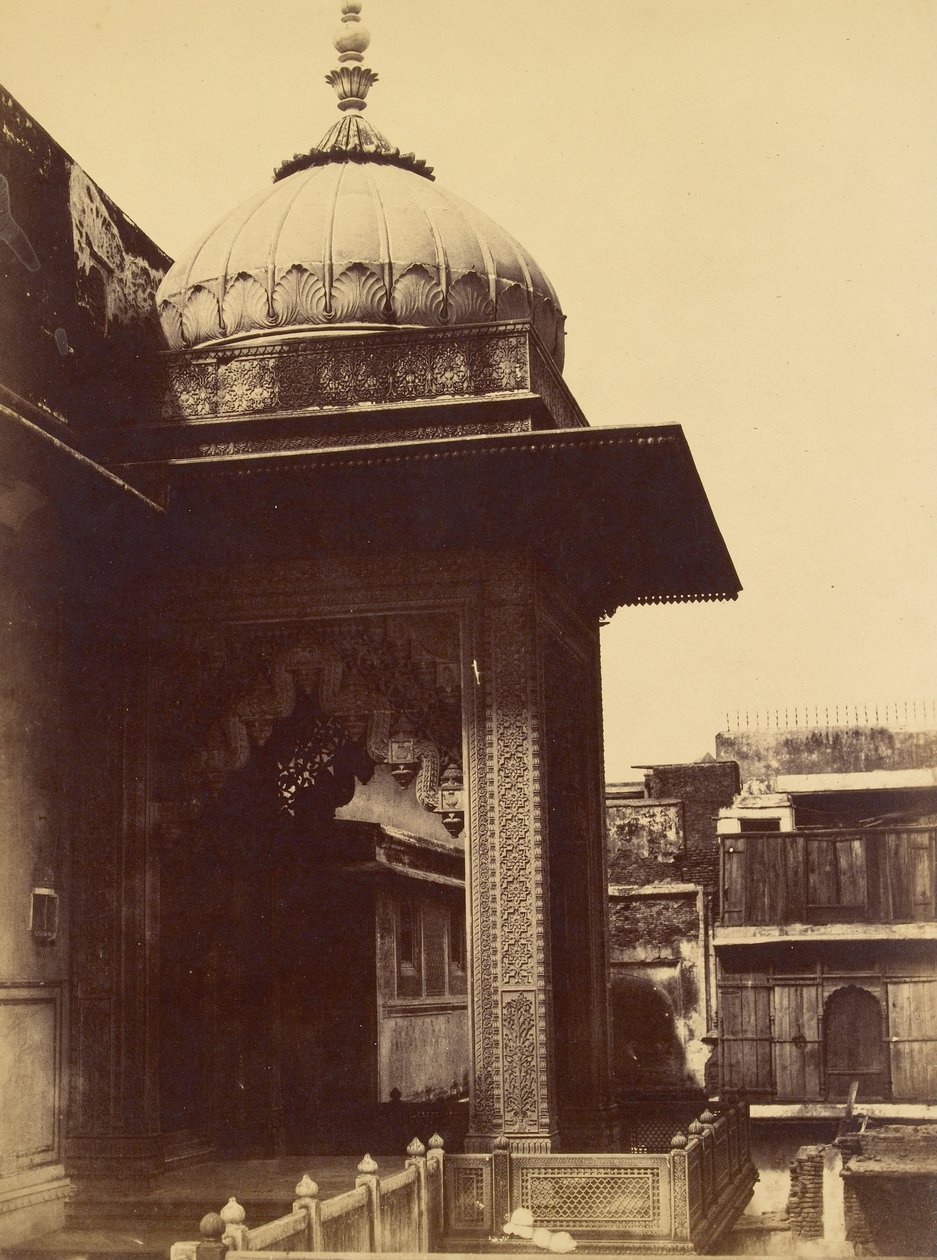 Niezidentyfikowany budynek z balkonem, Delhi autorstwa Charles Moravia