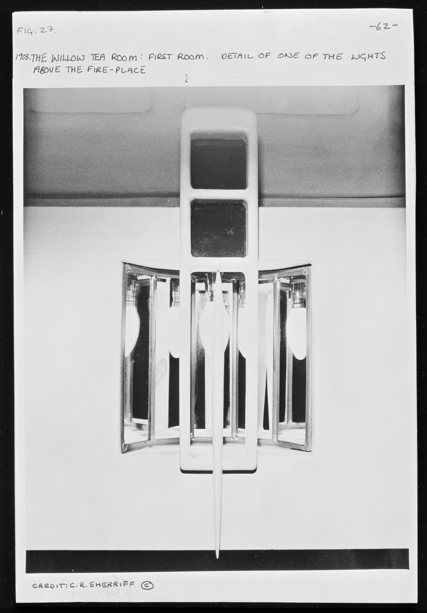 Oprawa nad kominkiem w Willow Tea Room, Glasgow (rekonstrukcja) autorstwa Charles Rennie Mackintosh