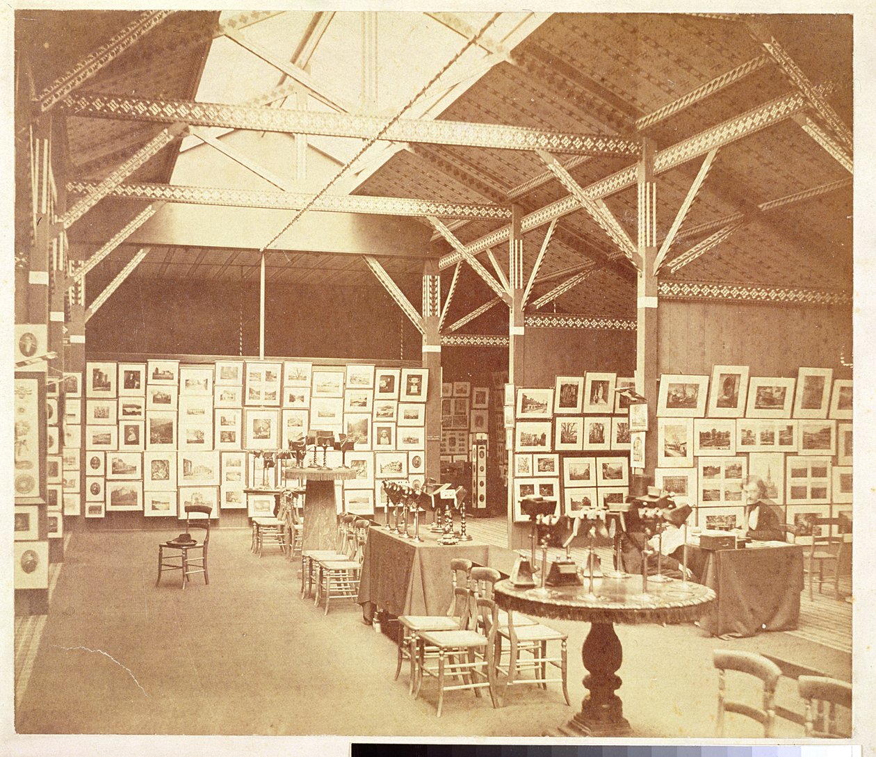 Wystawa Towarzystwa Fotograficznego w South Kensington Museum, 1858 (zdjęcie bw) autorstwa Charles Thurston Thompson