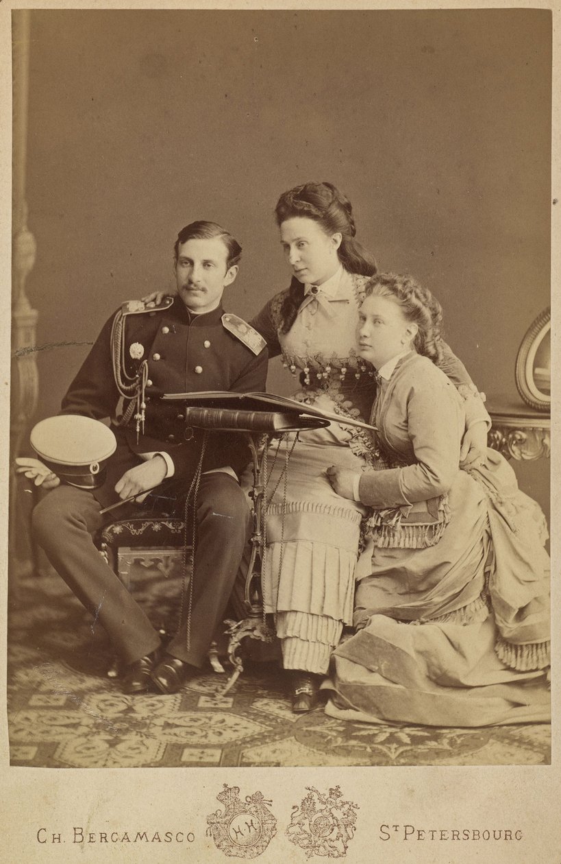 Aleksandra Iossifowna z Rosji (z domu księżna Aleksandra z Saksonii Altenburg), Mikołaj Konstantynowicz z Rosji i Wiera Konstantynowna z Rosji - wielka księżna Aleksandra Iosifowna, wielki książę Mikołaj Konstantynowicz i wielka księżna Wiera Konstantynown autorstwa Charles Bergamasco