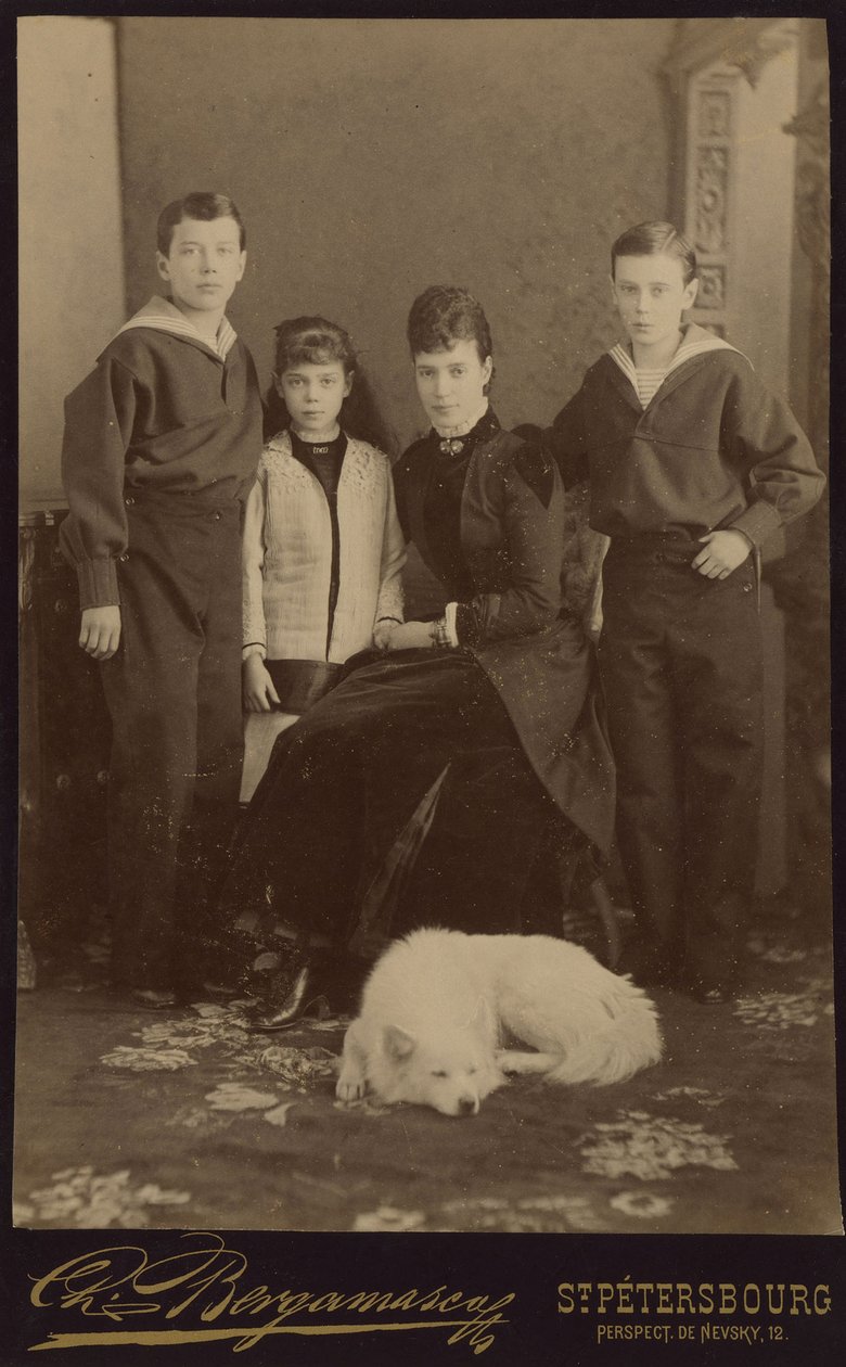 Cesarzowa Maria Fiodorowna z dziećmi, Mikołajem Aleksandrowiczem, Jerzym Aleksandrowiczem i Ksenią Aleksandrowną, autorstwa Bergamasco, Karola (Karla) (1830-1896). Zdjęcie albuminy, ca. 1883. Rosyjskie Państwowe Archiwum Filmowe i Fotograficzne, Krasnogors autorstwa Charles Bergamasco