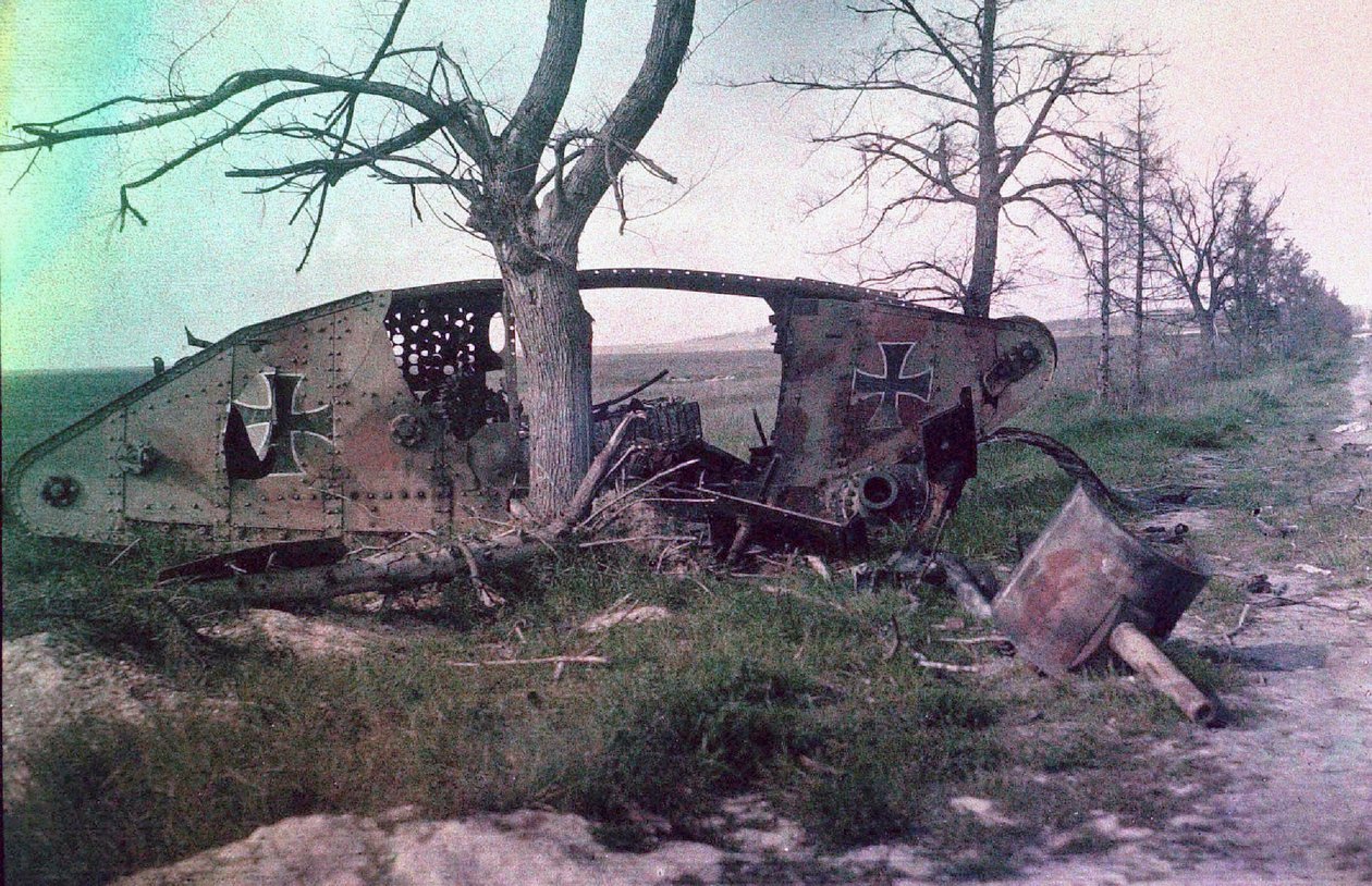 Wrak niemieckiego czołgu, zniszczony w walce na froncie zachodnim, Francja, ok. 1914-18 (autochrom) autorstwa Charles Adrien
