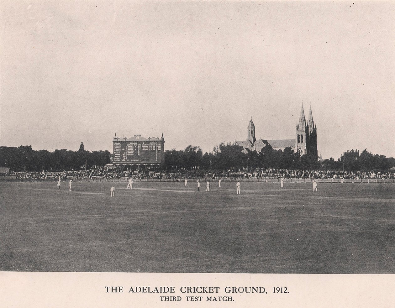 Adelaide Cricket Ground, trzeci mecz testowy między Australią a Anglią, 1912 r autorstwa Charles Alfred Petts
