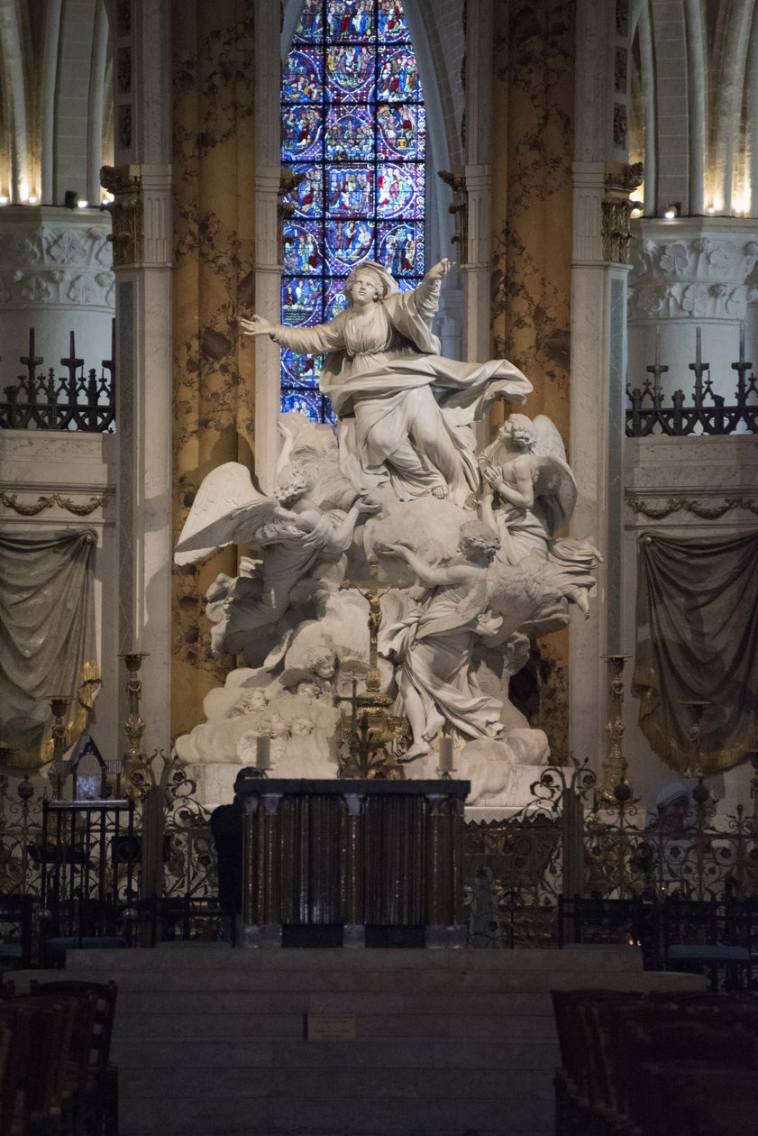 Widok wnętrza katedry w Chartres, ołtarz główny (rzeźba Charlesa Antoine