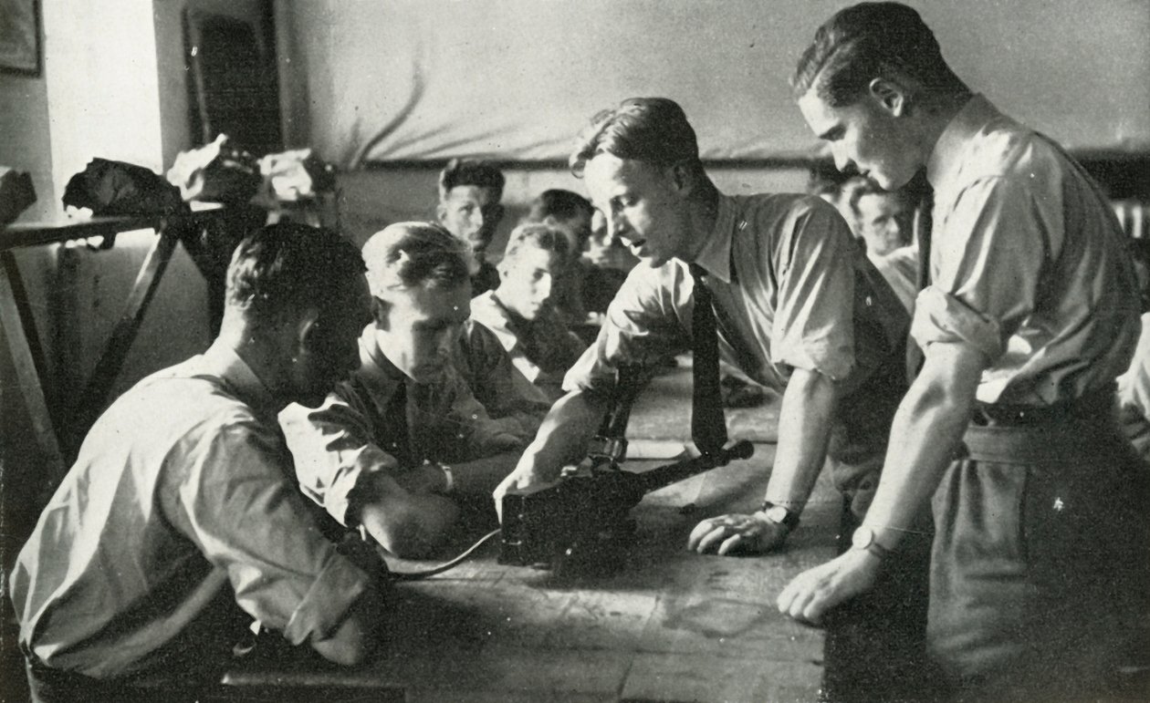 Personel RAF uczący się o broni, 1941 r. autorstwa Charles Brown