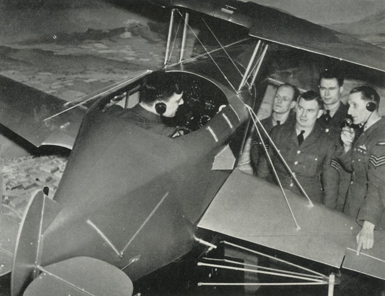 Personel RAF uczący się latać na symulatorze lotu podczas II wojny światowej, 1941 r. autorstwa Charles Brown