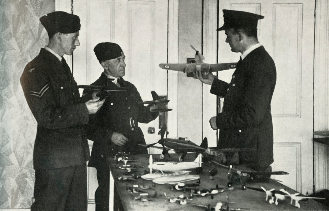 Personel RAF uczący się rozpoznawania samolotów podczas II wojny światowej, 1941 r. autorstwa Charles Brown