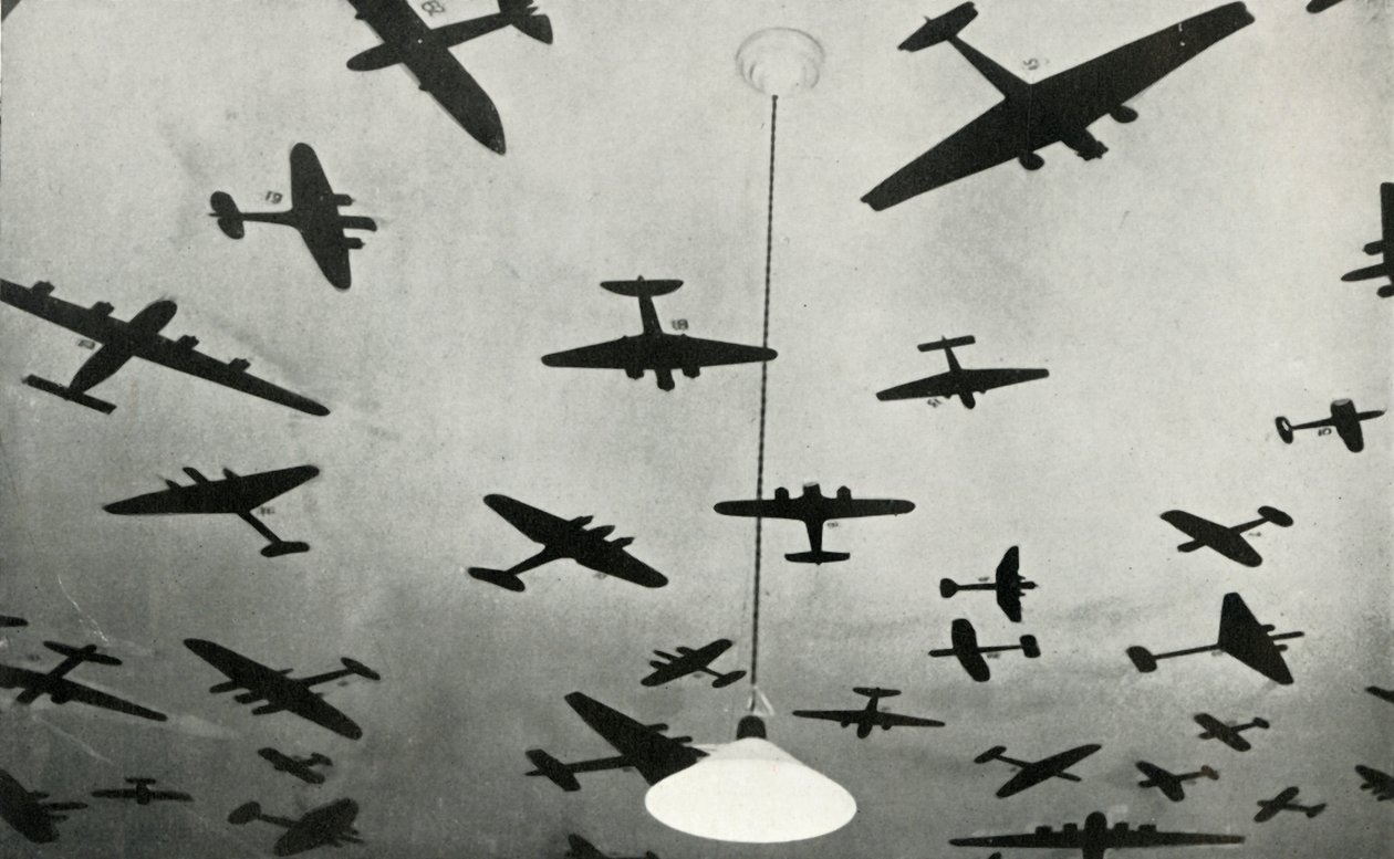 Sylwetki samolotów wojskowych...w szkole szkoleniowej RAF podczas II wojny światowej, 1941. autorstwa Charles Brown
