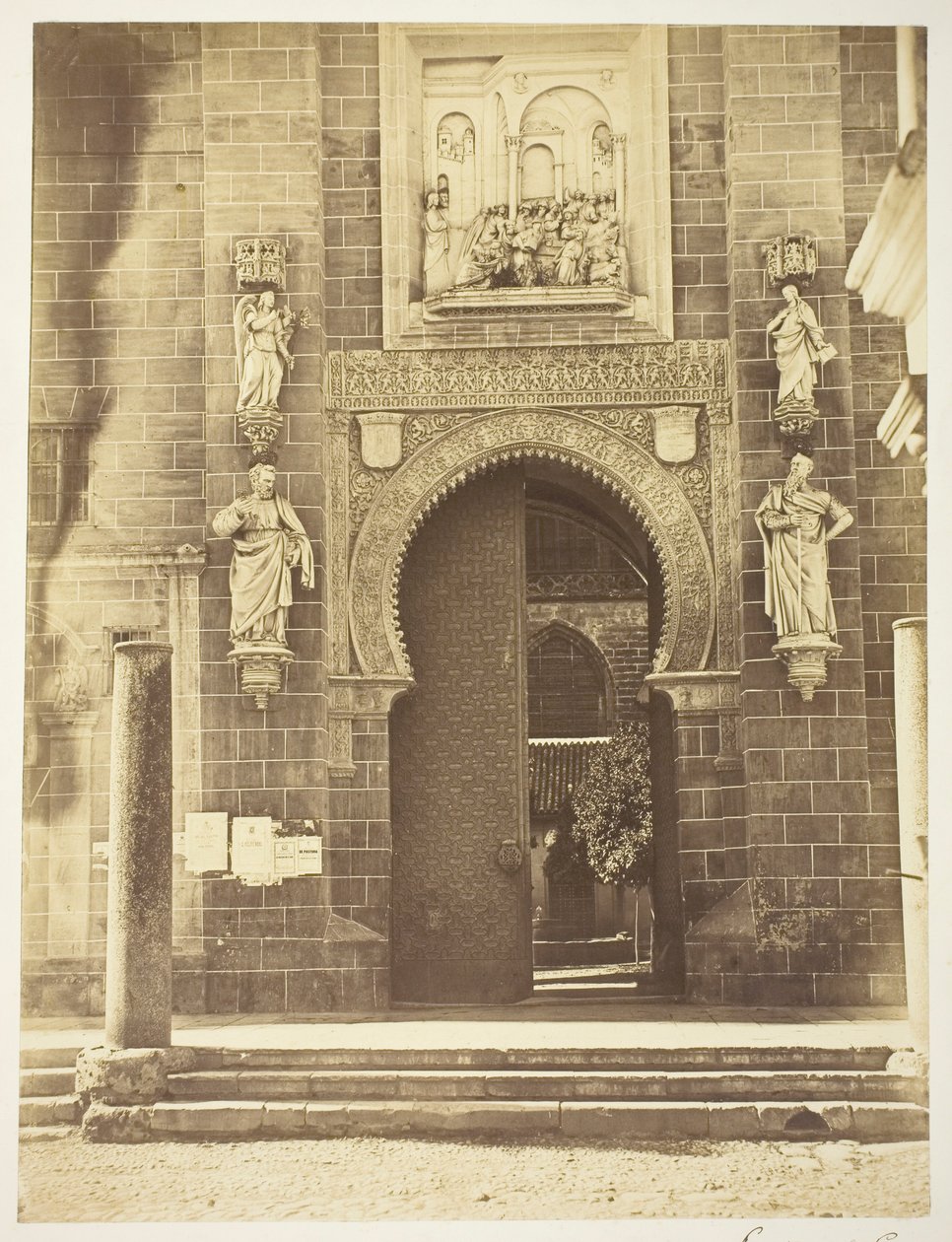 Drzwi przebaczenia, katedra w Sewilli autorstwa Charles Clifford