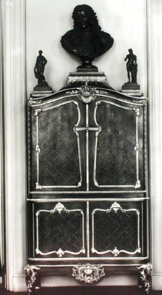 Gabinet z popiersiem Ludwika Orleańskiego (1703-52) (drewno) autorstwa Charles Cressent