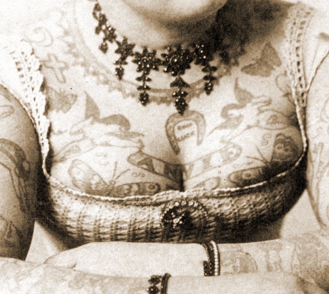 Zbliżenie klatki piersiowej Annie Howard, ok. 1898 (zdjęcie w gabinecie) autorstwa Charles Eisenmann