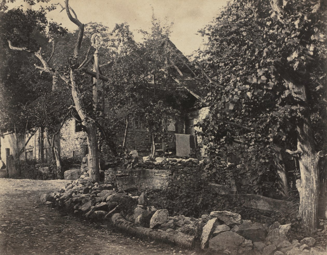 Scena wiejska z kamienną budowlą i krzyżem, ok. 1930 r. 1857. autorstwa Charles Fortunat Paul Casimir Perier