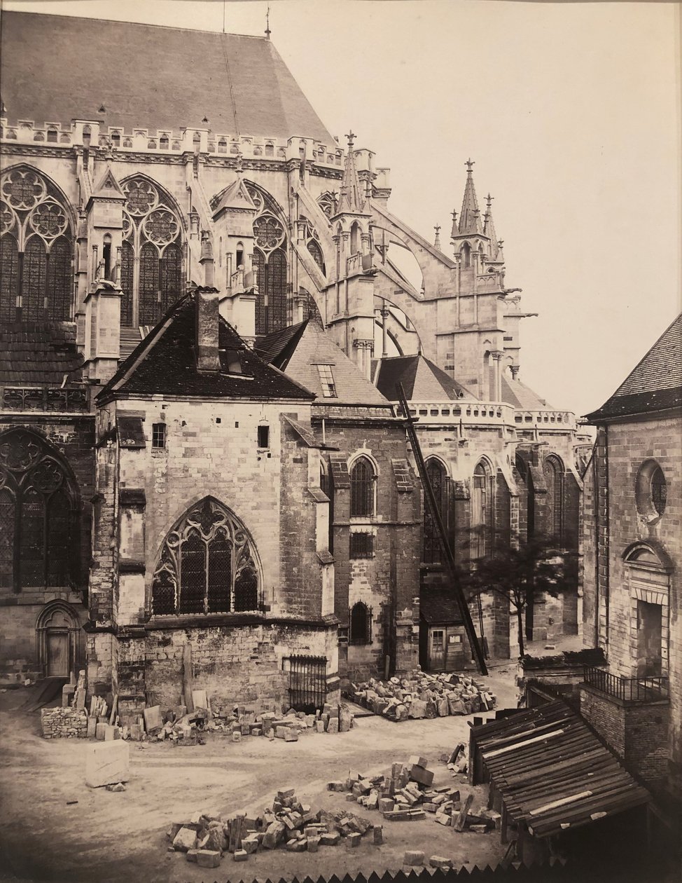 Wschodnia część katedry w Troyes podczas renowacji, Francja autorstwa Charles Marville