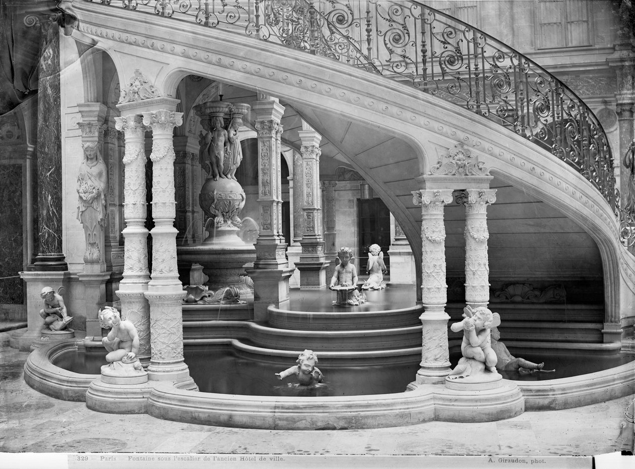 Fontanna pod schodami Hotelu de Ville przed pożarem w 1871 r. autorstwa Charles Marville