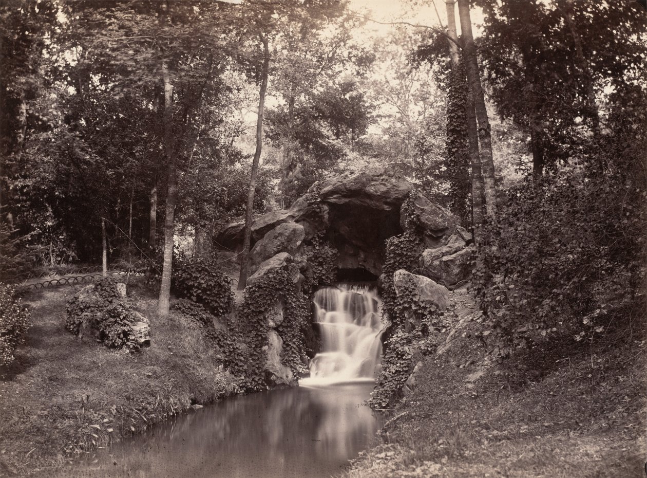 Grota w Lasku Bulońskim autorstwa Charles Marville