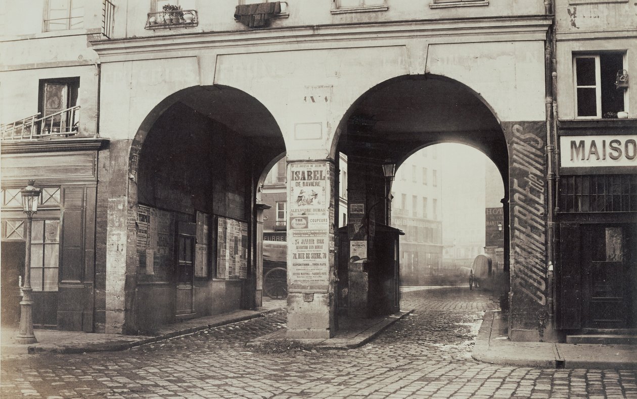 Les Deux-Portes. Widok z rue des Innocents w kierunku rue de la Ferronnerie. autorstwa Charles Marville