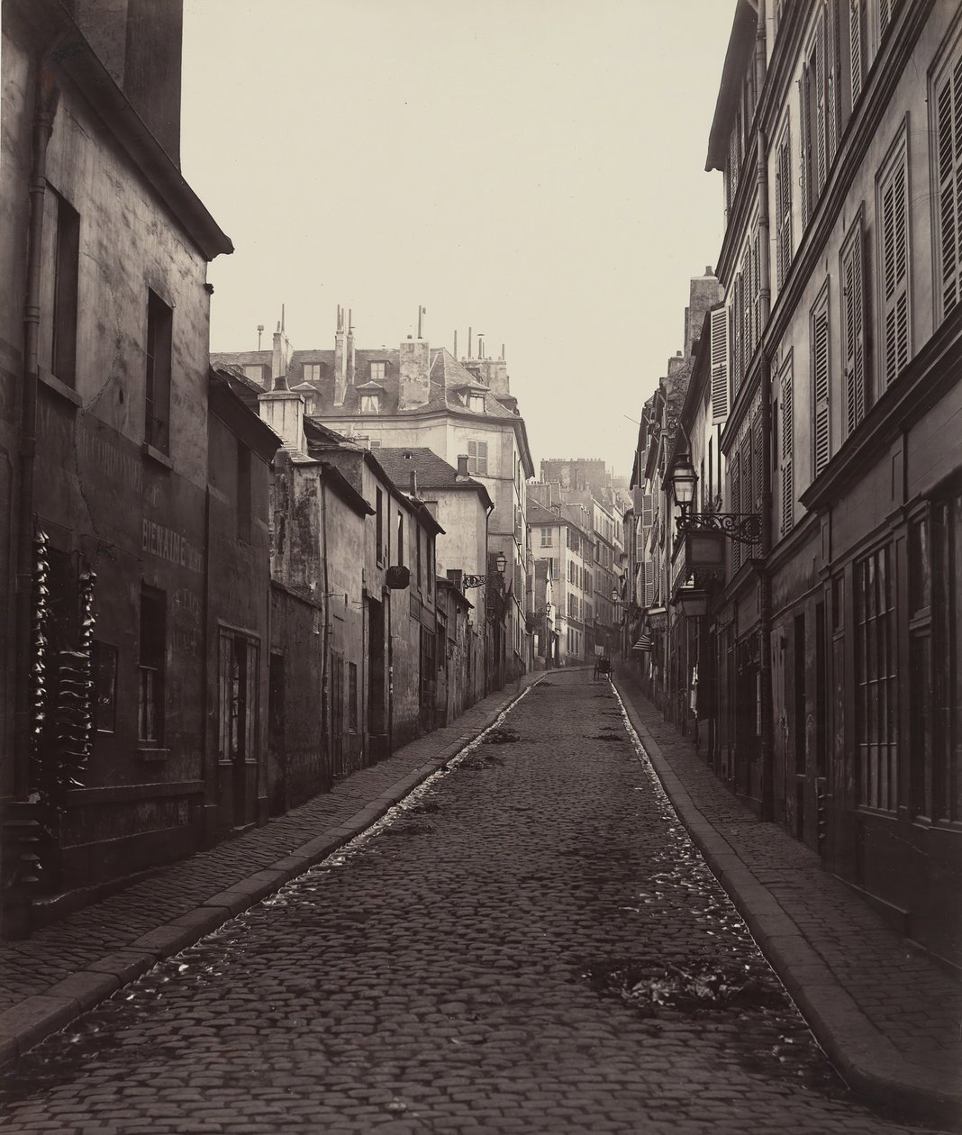 Rue Neuve-Coquenard z Rue Lamartine, lata 70. XIX wieku. autorstwa Charles Marville