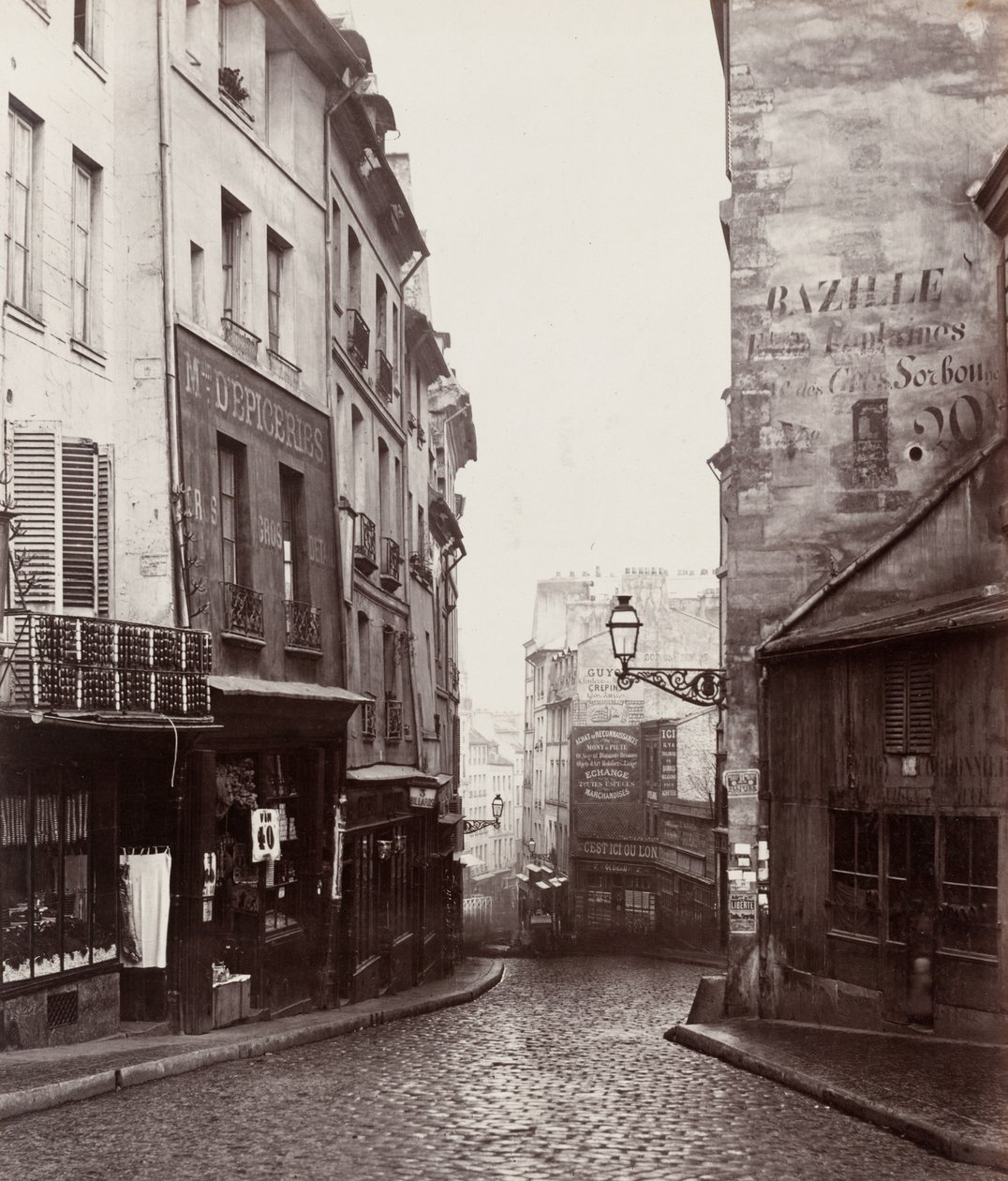 Rue de la Montagne-Sainte-Geneviève w pobliżu skrzyżowania z Rue LaPlace (Rue de la Montagne-Sainte-Geneviève prés de carrefour de la rue LaPlace) autorstwa Charles Marville