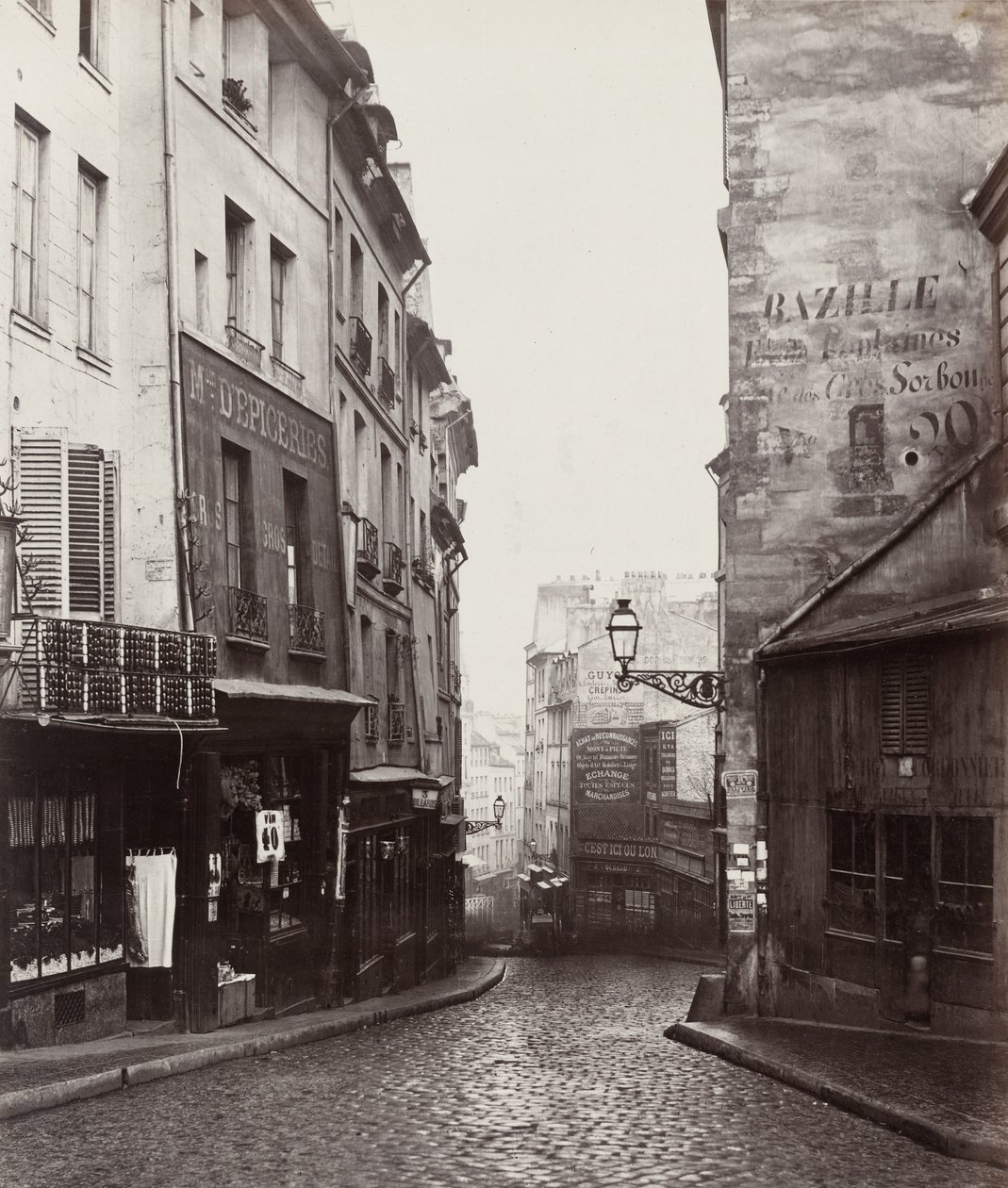 Rue de la Montagne-Sainte-Geneviève w pobliżu skrzyżowania Rue Laplace autorstwa Charles Marville