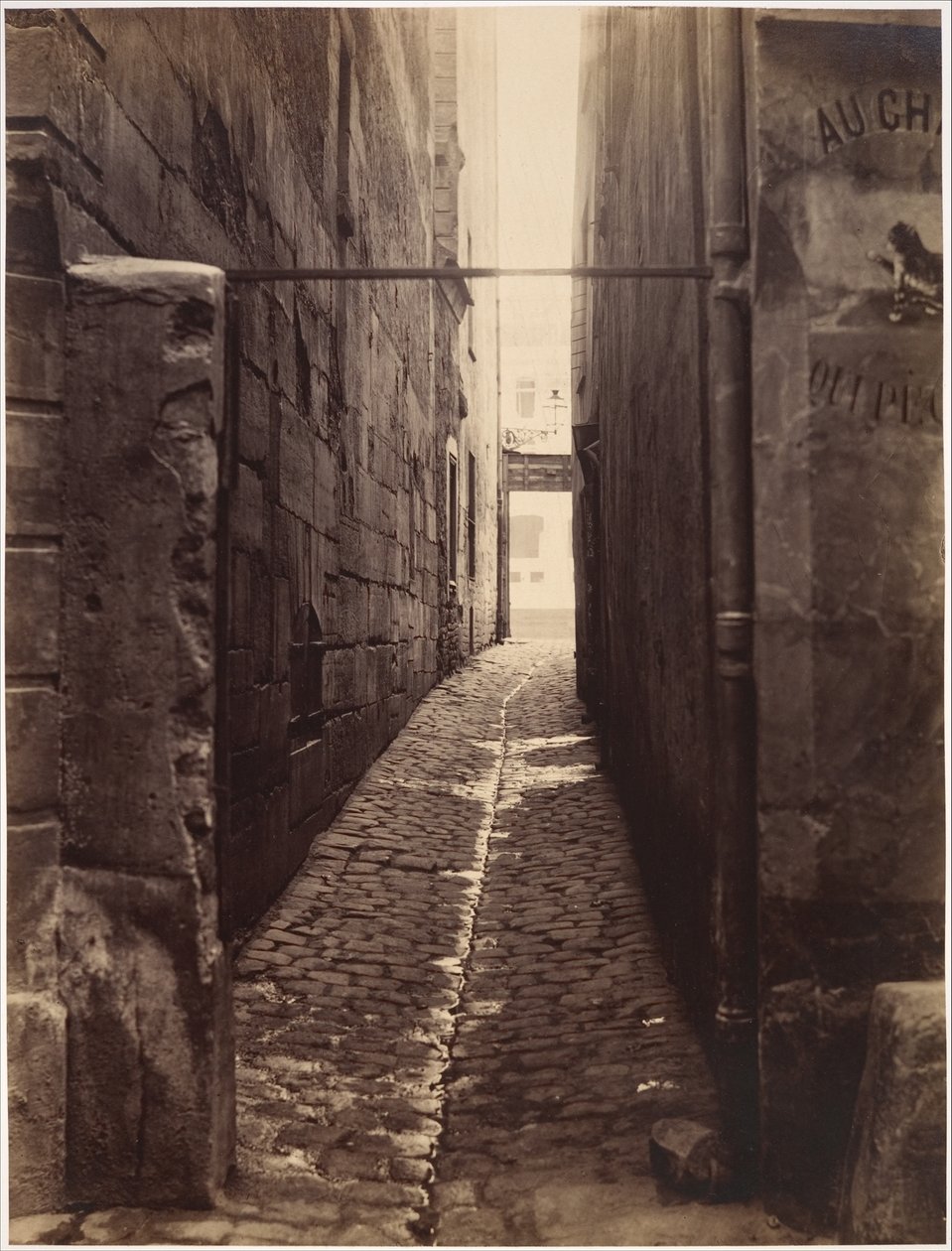 Rue du Chat-qui-Pêche (od Rue de la Huchette) autorstwa Charles Marville