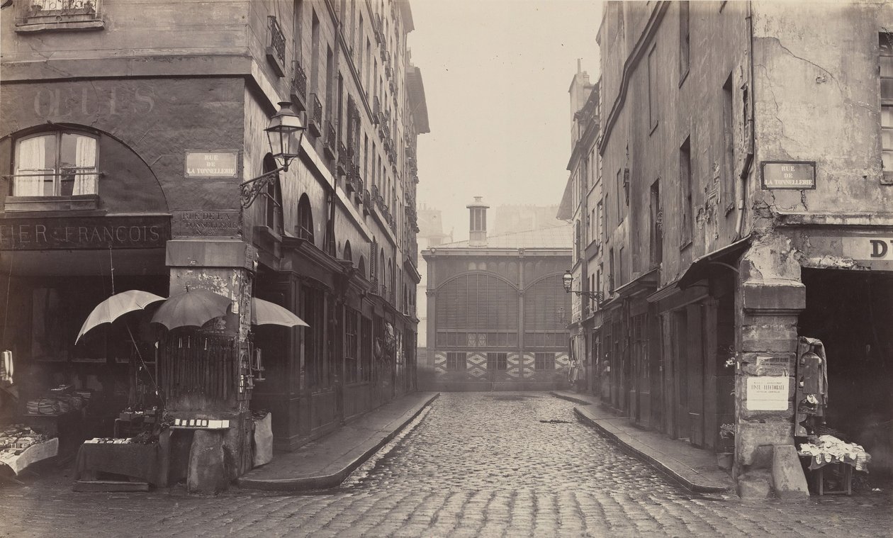 Rue du Contrat-Social, rue de la Tonnellerie, 1864-1865. autorstwa Charles Marville