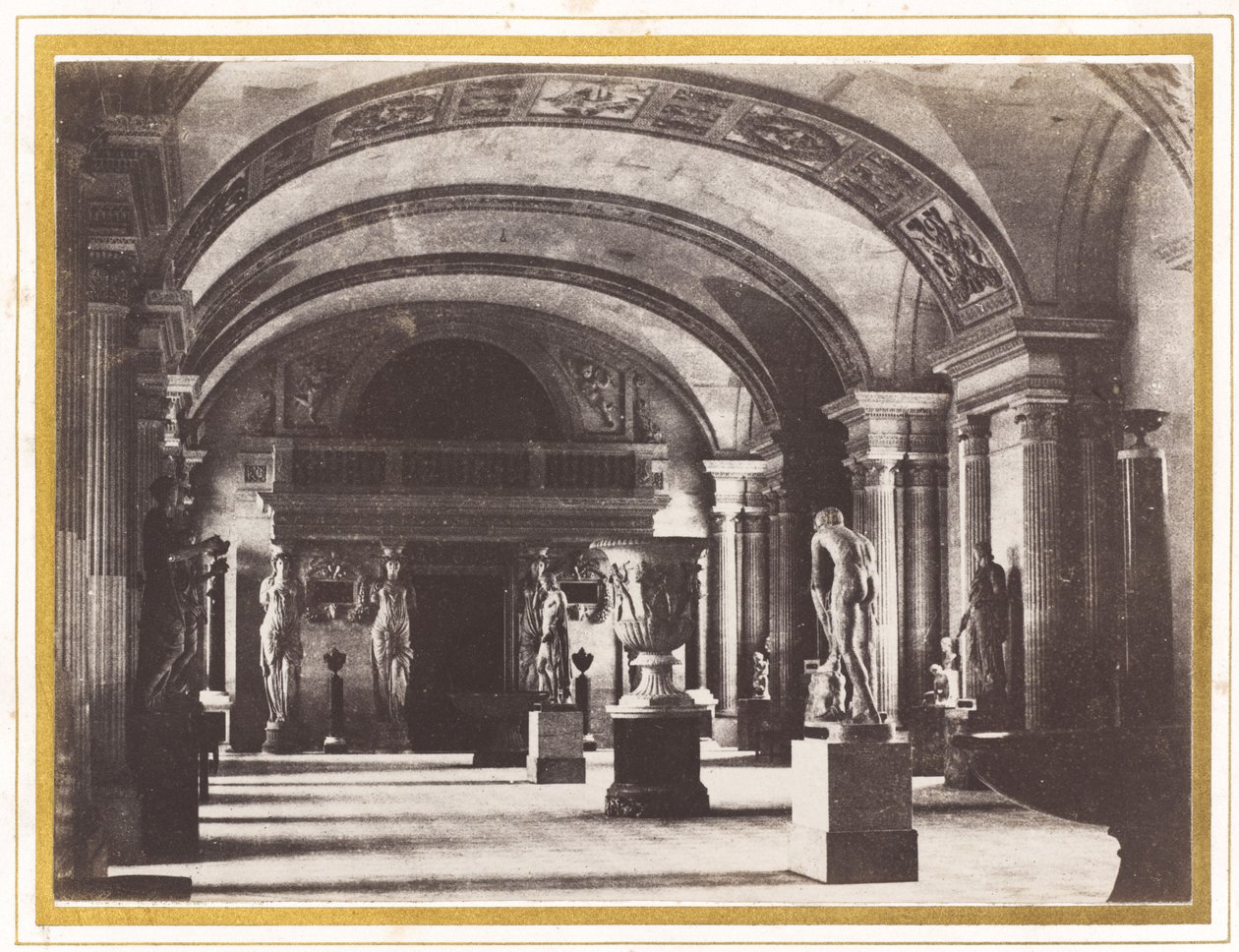 Salle des Cariatides, Musée du Louvre, ok. 1851 r. (zdjęcie) autorstwa Charles Marville