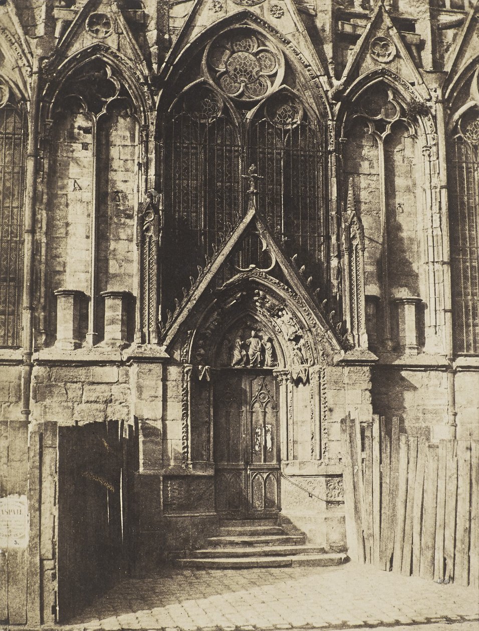 Czerwone Drzwi, północny portal katedry Notre-Dame, Paryż autorstwa Charles Marville