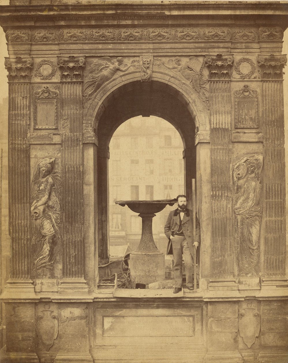 [Niezidentyfikowany mężczyzna pozujący przy Fontaine des Innocents] autorstwa Charles Marville