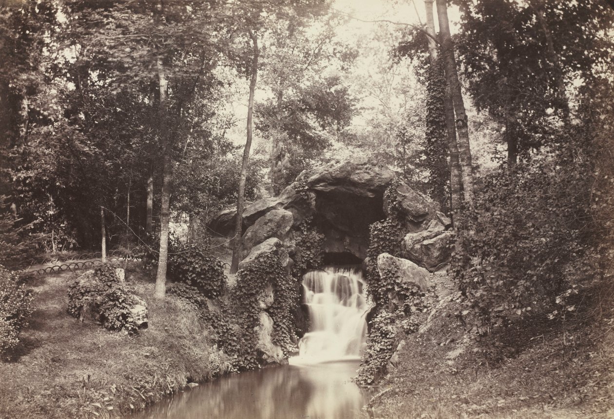 Widok Małej Groty w kierunku Stawu Jelenia, Bois de Boulogne, 1858. autorstwa Charles Marville