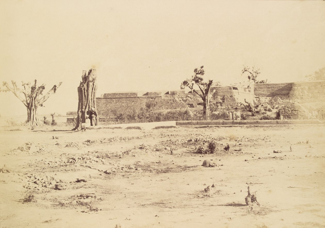[Jałowy krajobraz z niezidentyfikowaną fortecą, Delhi]. autorstwa Charles Moravia